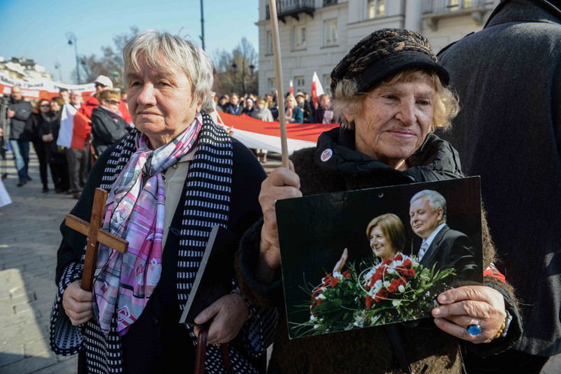 Warszawa: Osoby zgromadzone przed Pałacem Prezydenckim