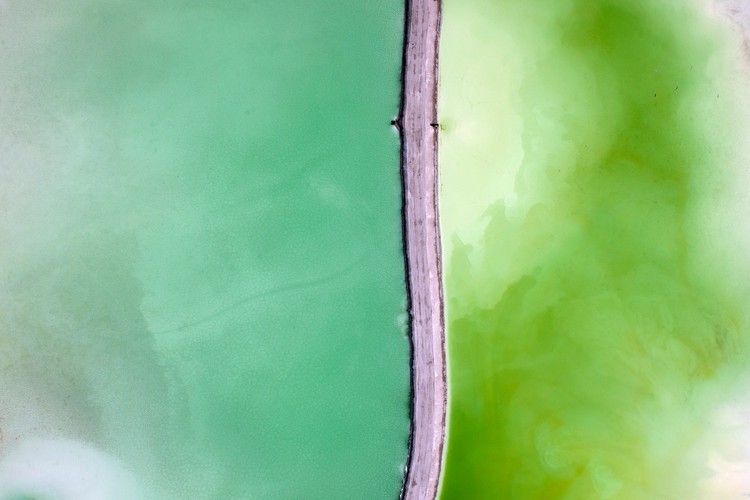 Polska. „Toxic Beauty”, czyli ślady cywilizacji człowieka odciśniętych w krajobrazie. Trudno dostępne przestrzenie przemysłowe, dokładnie składowiska odpadów, zdradzają swoje toksyczne piękno z perspektywy lotu ptaka. Zdjęcia Kacpra Kowalskiego otrzymały pierwsze miejsce za fotoreportaż w kategorii 