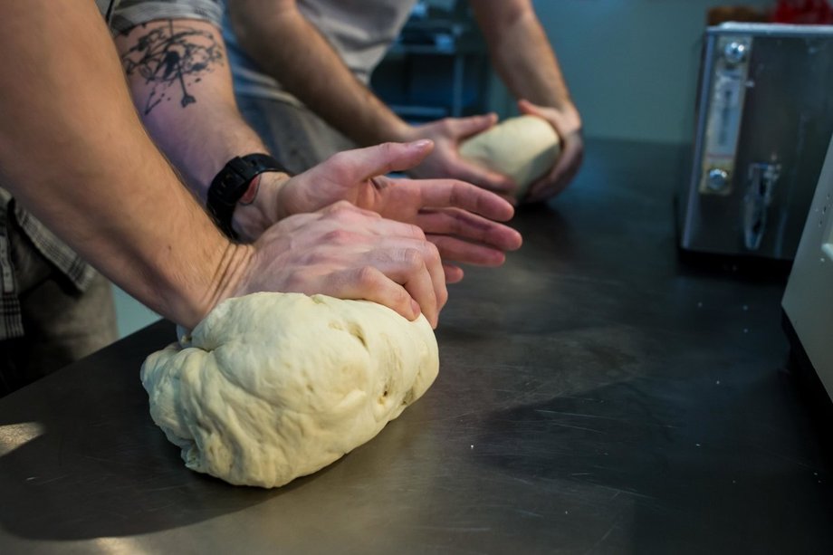 Cukiernie podkreślają, że prawdziwe pączki robi się ręcznie