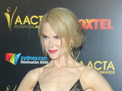 Patrzenie na ten dekolt boli... Nicole Kidman fatalnie wyeksponowała (brak) piersi. FOTO