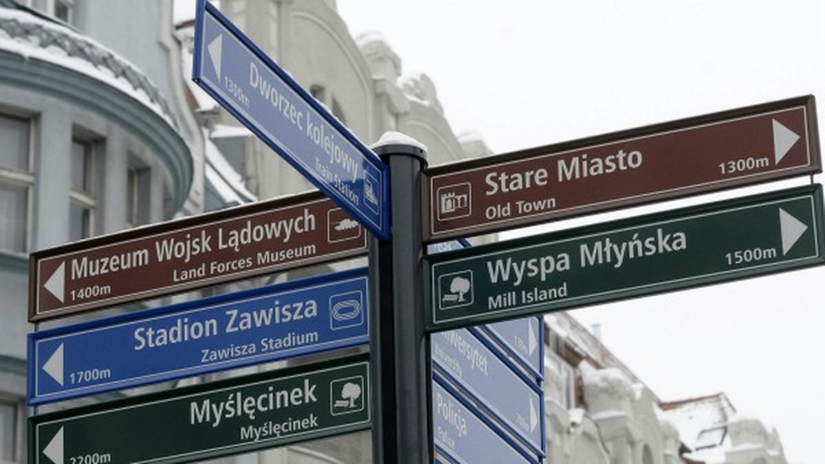 Uwagę przechodniów i turystów zwracają nowe tablice informacyjne. Są one krokiem w kierunku stworzenia systemu informacji miejskiej. Pozostaje jednak jeszcze dużo do zrobienia - informuje portal mmbydgoszcz.pl.