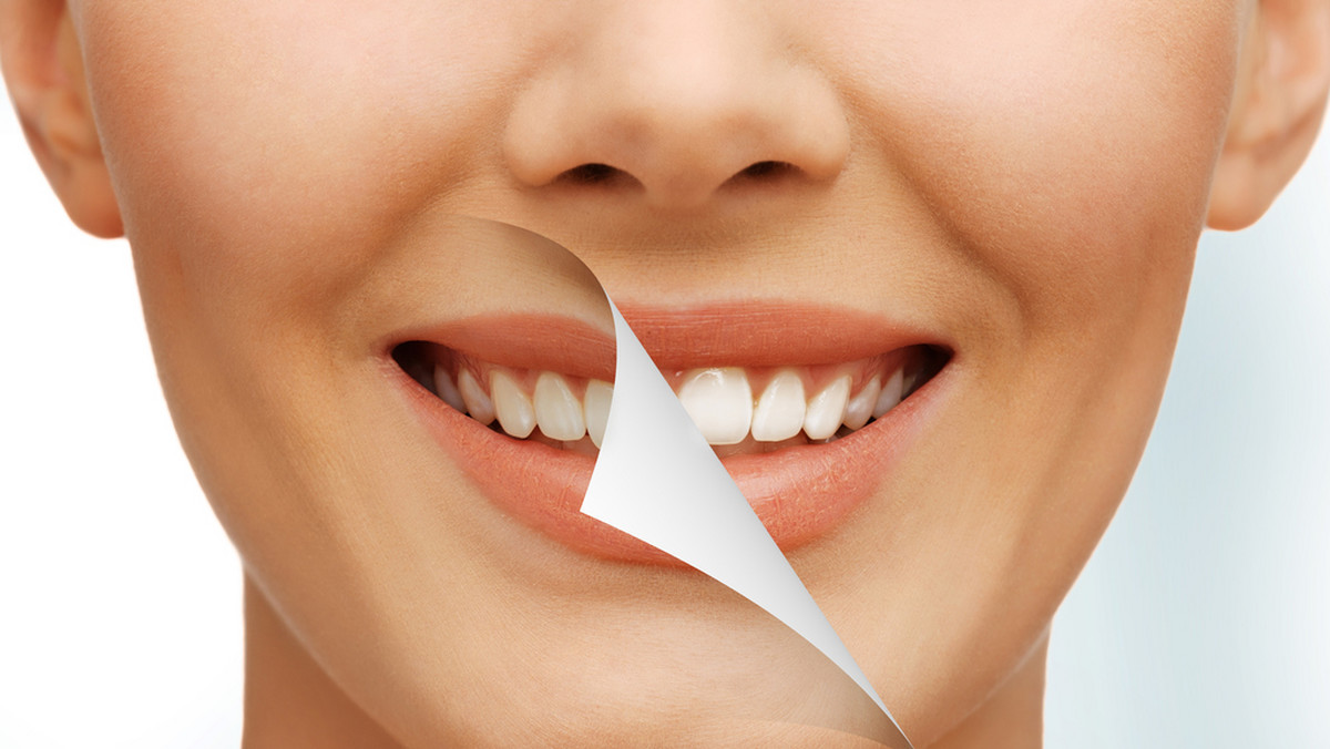 Preparaty do wybielania zębów mogą zapewnić jaśniejszy i bardziej promienny uśmiech. Hollywoodzki uśmiech to jedna z najbardziej pożądanych zmian w naszym wyglądzie. I choć nie jest to tania inwestycja - zadowolenie z niej będzie towarzyszyło nam przez lata. Co jednak, gdy marzymy o tym, by każdym uśmiechem oślepiać rozmówcę? Wybielanie zębów preparaty - zobacz poniżej najlepsze remedium, by mieć białe zęby.