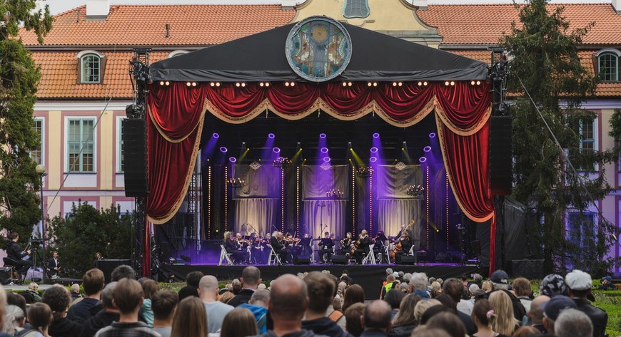 Koncert inauguracyjny Festiwalu Mozartiana w Parku Oliwskim na dziedzińcu Pałacu Opatów