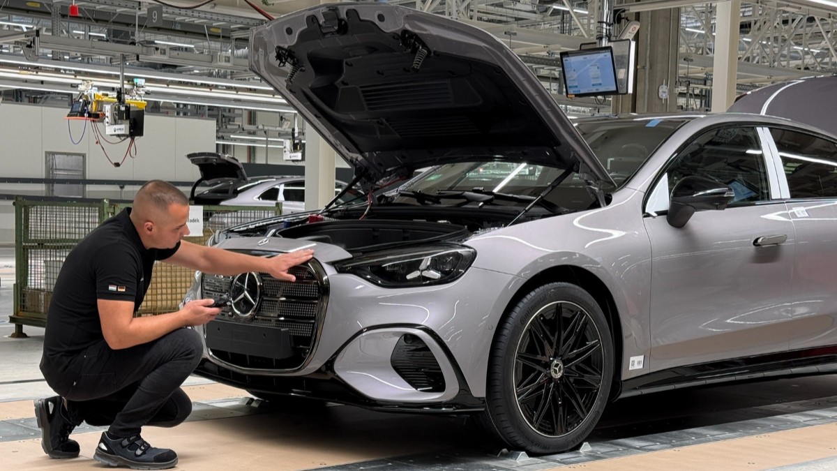 Imagine Stire Un angajat Mercedes explică de ce vrea să ia banii și să plece de bunăvoie din companie: „Este o palmă peste față” | 2review.ro
