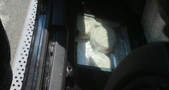 Heroin krili u bunkerima u automobilu