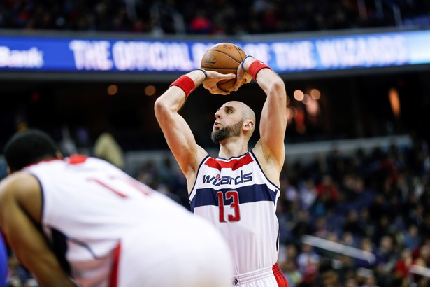 Liga NBA: Gortat wcielił się w rolę... spikera, Wall w sędziego