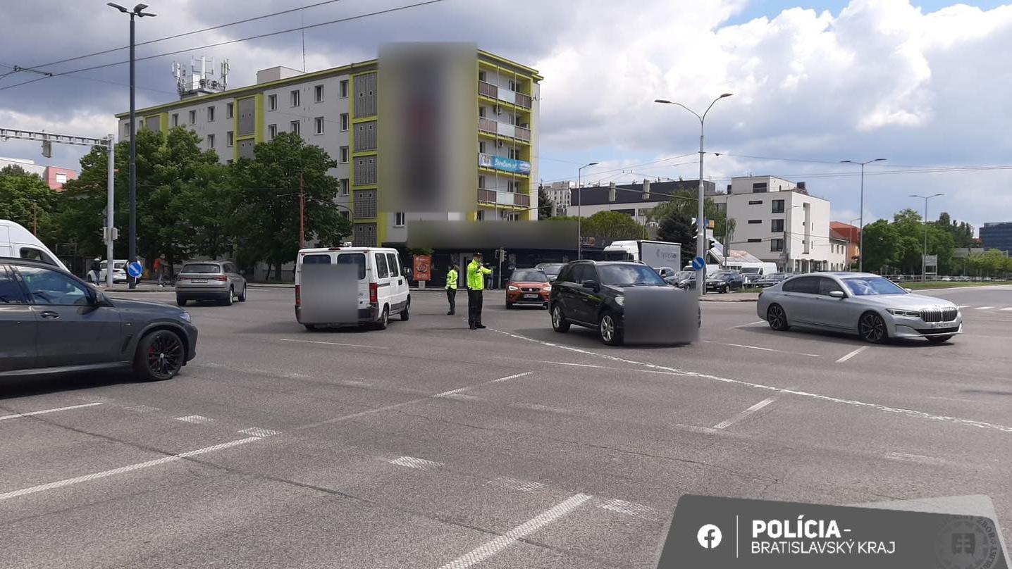 Policajti riadia dopravu na križovatke ulíc Trnavská a Bajkalská v Bratislave