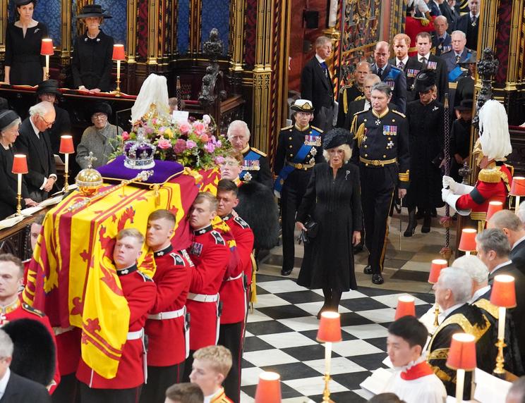 Gyönyörű egyházi ének mellett vitték az elhunyt királynő koporsóját / Fotó: Profimedia