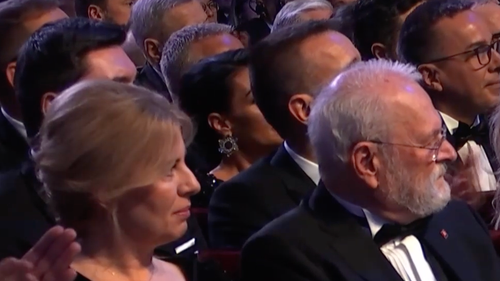 Udeľovanie štátnych vyznamenaní: Zuzana Čaputová, v pozadí Martina Šimkovičová.