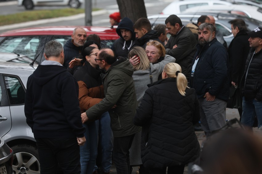 Porodice ubijenih u Mladenovcu sa porodicama ubijenih u Ribnikaru na izricanju presude Urošu Blažiću