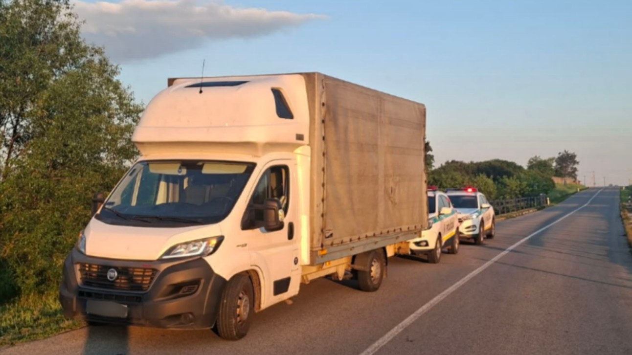 Polícia zadržala dvojicu, ktorá kradla kolesá z karavanov.