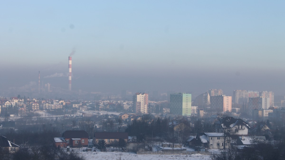 Kolejne niepokojące dane płyną z Wojewódzkiego Inspektoratu Ochrony Środowiska w Kielcach. Według ostatnich pomiarów stężenie niebezpiecznych dla zdrowia pyłów PM10 i PM2,5 w stolicy regionu świętokrzyskiego kilkakrotnie przekracza dopuszczalne normy. Nie najlepiej sytuacja wygląda także w innych miastach województwa.