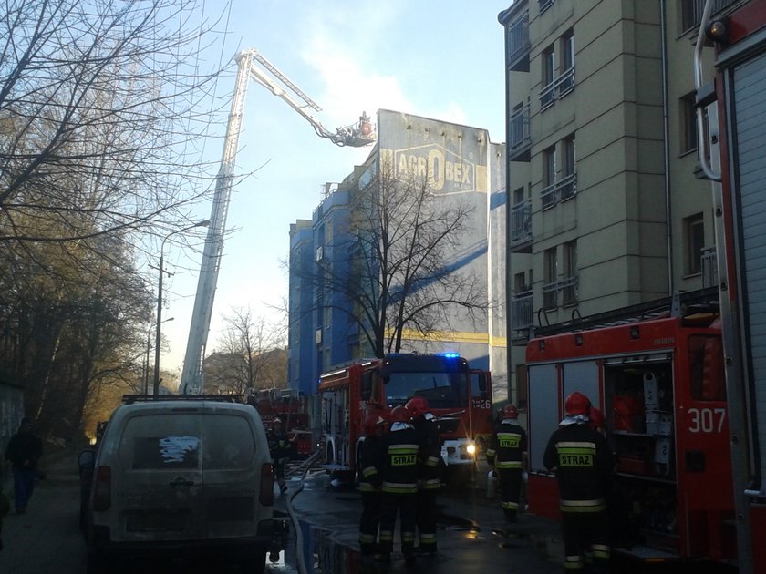 Płonął dach bloku. Ewakuowano mieszkańców