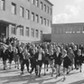 Czeladź, 09.1959 r. Gromada dzieci na dziedzińcu pierwszej Tysiąclatki. 