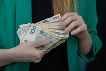 Kara pieniężna w pracy: jak obliczyć dniówkę netto przy najniższej krajowej?