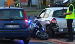 Policjant w pościgu na motocyklu wbił się w clio