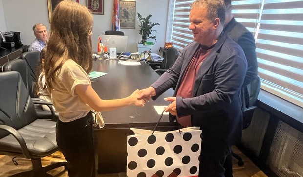 Ministar Stanković uručuje kompjuter Dragani Gavrilović