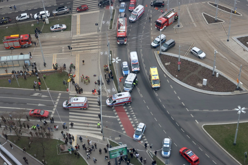 Akcja ratunkowa w miejscu wypadku na Placu Rodła w Szczecinie