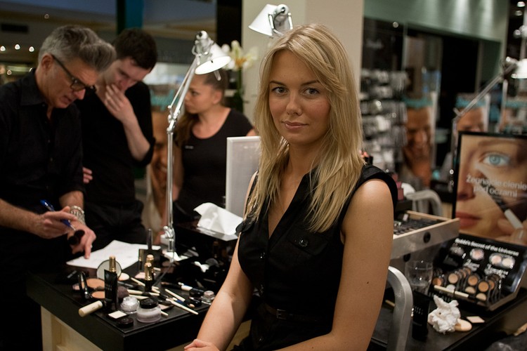 Modelka – Alicja – jest zachwycona efektem makijażu i zdziwiona, że po nałożeniu na twarz w sumie dość dużej liczby kosmetyków nie czuje się jak w masce.