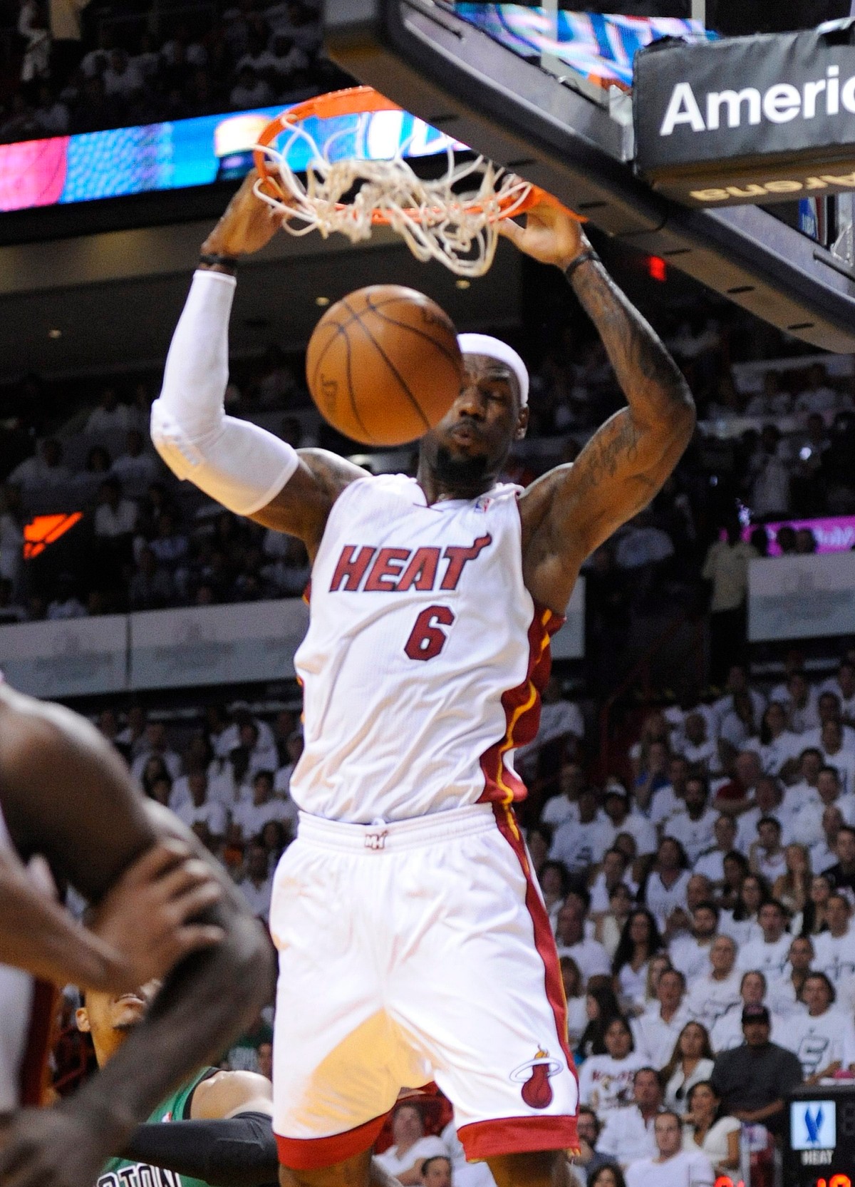 Gracz Miami Heat włożył piłkę do kosza