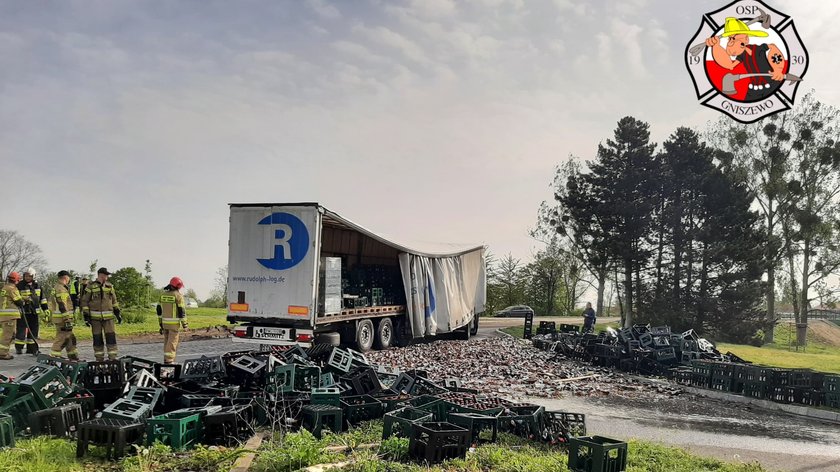 Wypadek w Czarlinie. Ładunek z piwem wypadł na ziemię. Co za strata