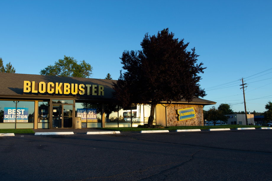 Blockbuster był ogromnie popularną siecią wypożyczalni kaset VHS i płyt DVD - głównie w USA. Obecnie funkcjonuje już tylko jeden fizyczny punkt Blockbustera. Znajduje się w mieście Bend w stanie Oregon