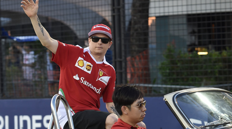 Räikkönen rövid ideig tűzoltónak is felcsapott /Fotó: AFP