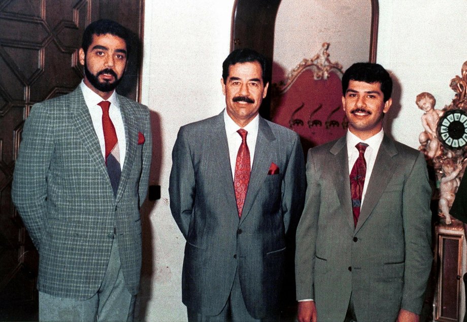 Saddam Husain i synowie: po lewej Udaj, po prawej Kusaj, 1992 r.