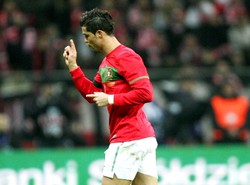 Cristiano Ronaldo palcem uciszał gwizdy na Stadionie Narodowym