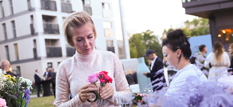 Edyta Pazura w koronkowym body w kuchni. "Czarek miał nosa, do jakiego pociągu wsiąść"[WIDEO]