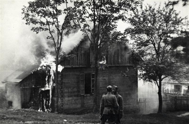 Pacyfikacja wsi Michniów. 12-13 czerwca 1943. Płonący dom Władysława Matereka.