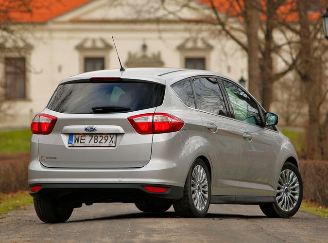 Z czym wam się kojarzą kompaktowe minivany, bo nam z nadmuchanymi autami segmentu C, które są mniej poręczne w mieście i wolniejsze na zakrętach. Po przejażdżce najnowszym fordem c-max diametralnie zmieniamy naszą opinię...