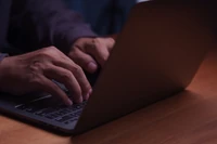 Ważny polityk miał potajemnie ostrzec "Sabrinę" przed wojną. Szybko to zweryfikowaliśmy