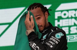 Lewis Hamilton zapłaci "mandat" za niezapięte pasy bezpieczeństwa