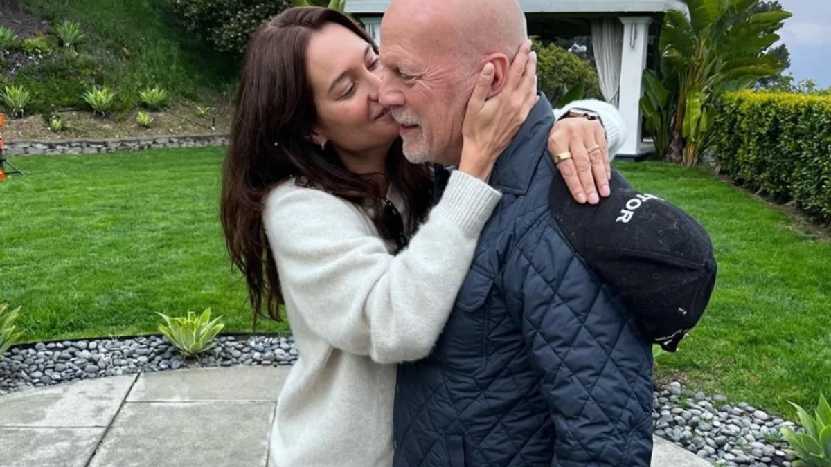 Brus Vilis nijedne sekunde nije svestan šta mu se dešava. Bolest neumljivo napreduje