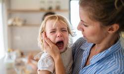 Lęk separacyjny u dziecka - jak sobie z nim radzić? Kiedy się pojawia?