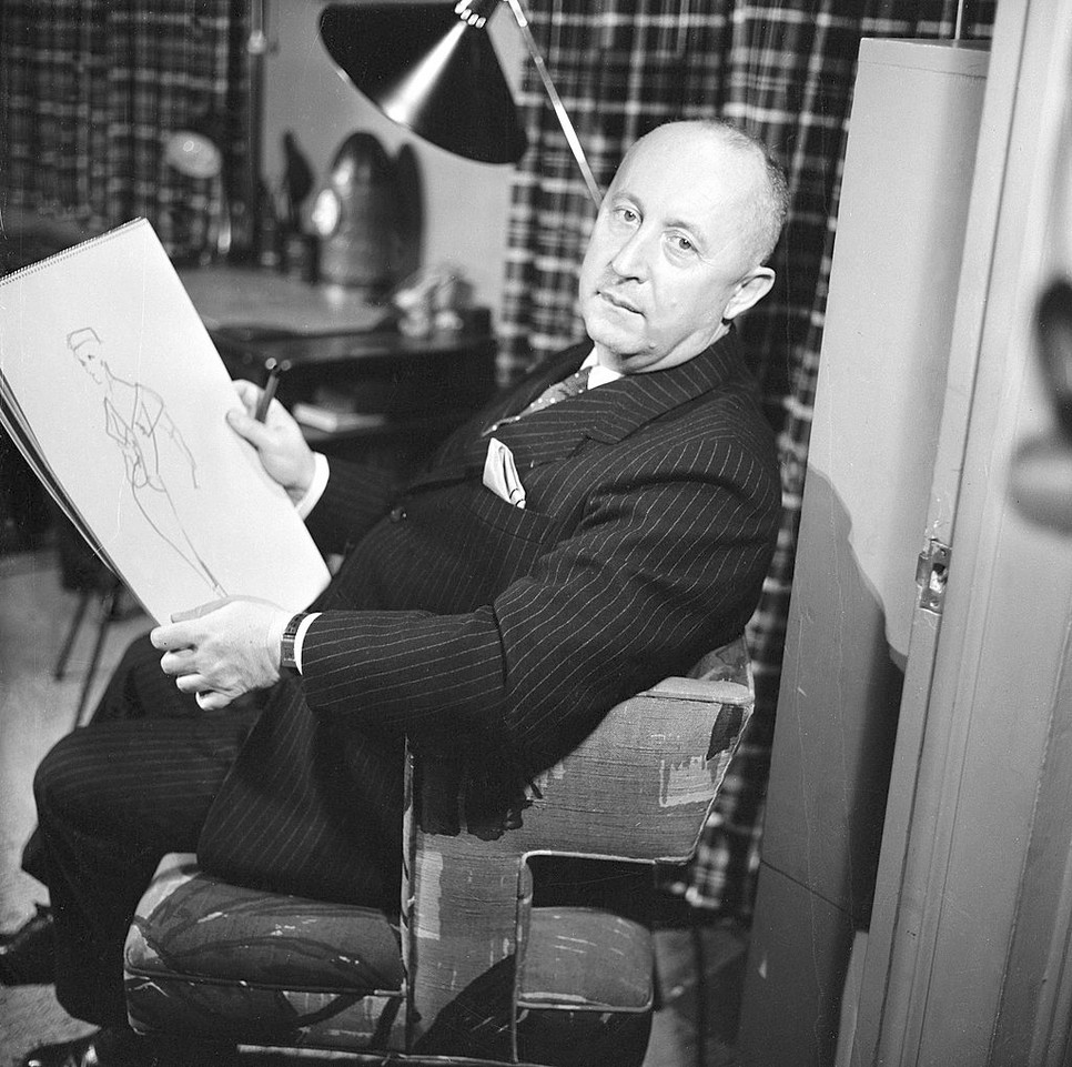 Christian Dior tervezés közben