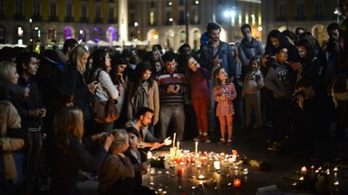 Świat reaguje na zamachy we Francji