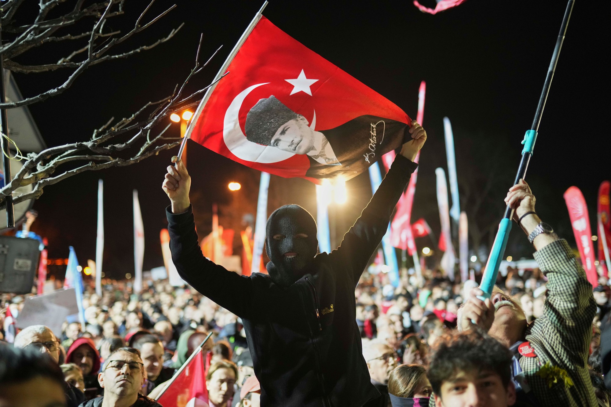 Protesty proti zadržaniu a väzneniu primátora Istanbulu Ekrema Imamogla.
