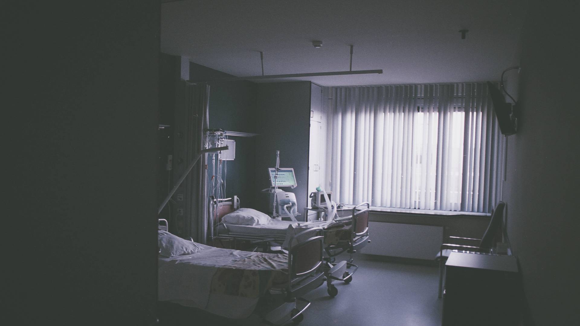 Zdjęcie małżonków, którzy godzą się na sali operacyjnej, podbiło internet