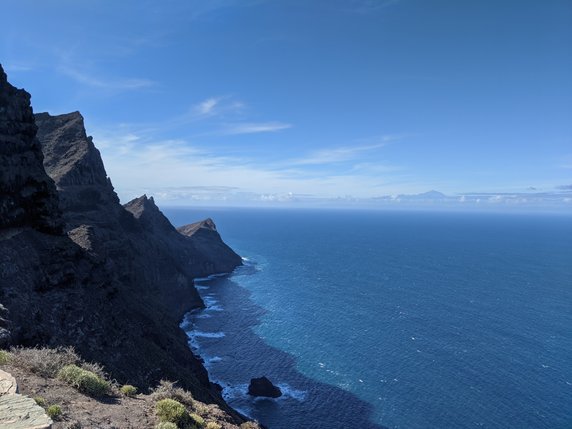 Widok z Mirador del Balcón na klify, które przypominają kształtem ogon smoka. Gran Canaria.