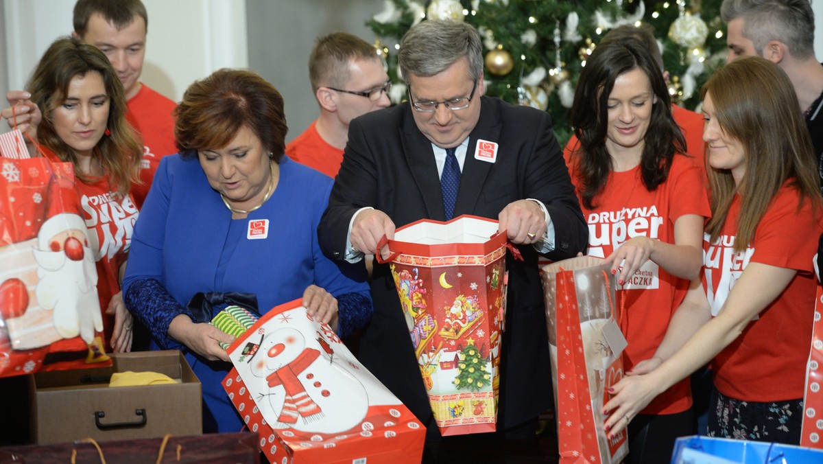 Szlachetna Paczka ma sprawić radość osobom, które ją otrzymają, ale to także "wielka akcja edukacyjna" o tym, że trzeba się dzielić z innymi oraz "wielka lekcja aktywności" pokazująca zaangażowanie wielu wolontariuszy - uważa prezydent Bronisław Komorowski.