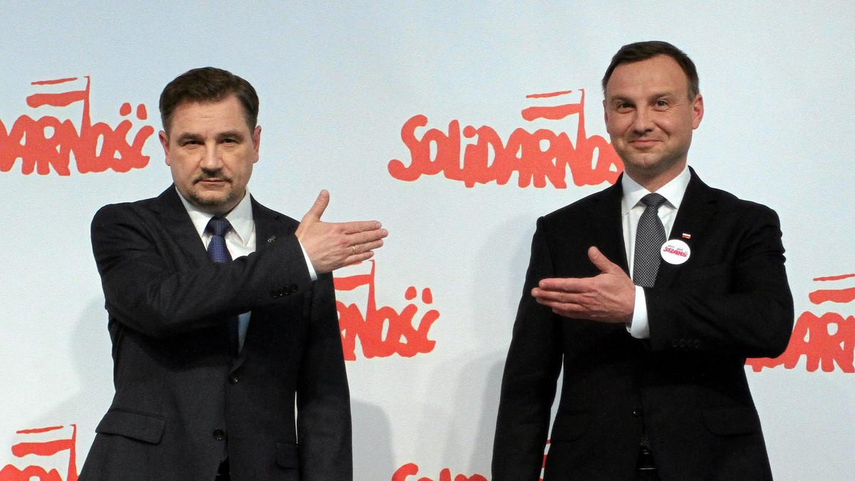 Przewodniczący NSZZ "Solidarność" Piotr Duda oświadczył, że pomysł przeprowadzenia referendum razem z wyborami parlamentarnymi jest jego, a nie prezydenta czy partii politycznych. W jego ocenie wcześniejsza decyzja tych parlamentarnych ugrupowań, które głosowały przeciw referendom, to nie tylko niewybaczalny błąd, ale też "wyraz arogancji i buty", zgodny z zasadą, że "władza wie lepiej, a motłoch ma jej słuchać".