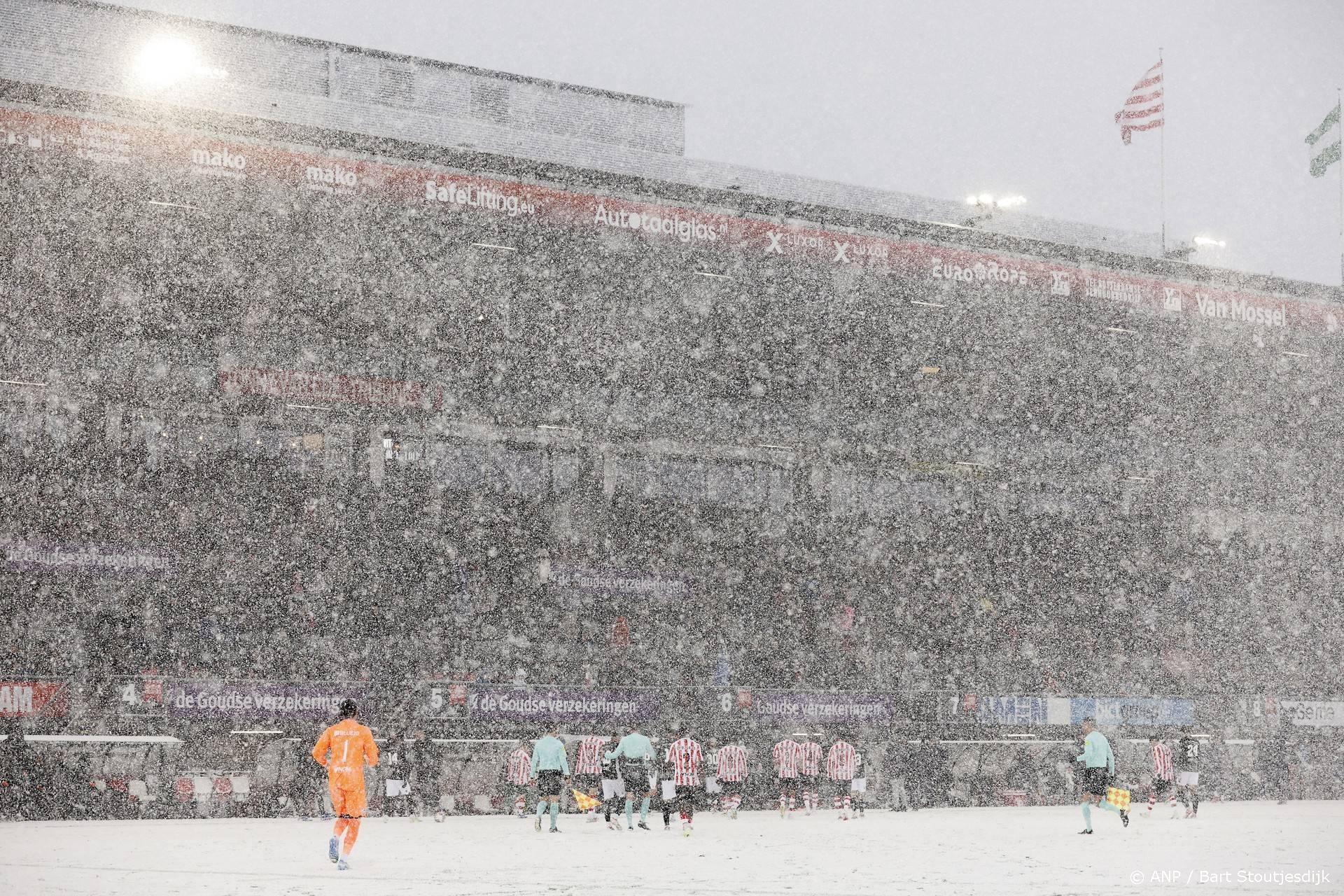 Sneeuw legt Sparta - NEC plat: wedstrijd na tien minuten onderbroken