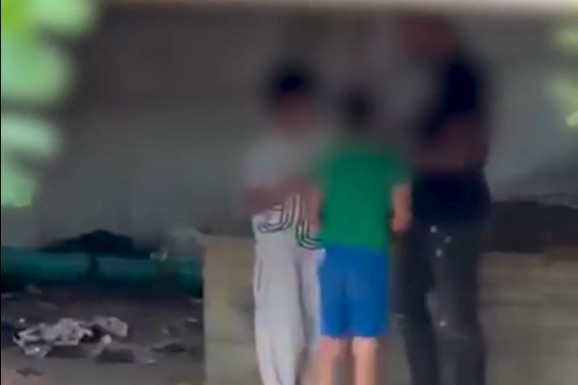 (VIDEO) Muškarac snimljen kako se sastaje sa dva dečaka ispod mosta u ovom srpskom gradu: Uzima im nešto iz ruku, evo na šta se sumnja