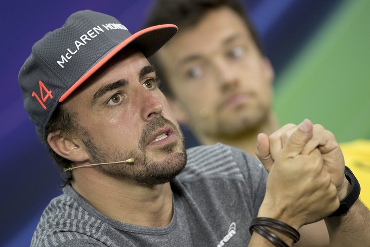 Fernando Alonso zabrał do Bahrajnu swoją piękną dziewczynę