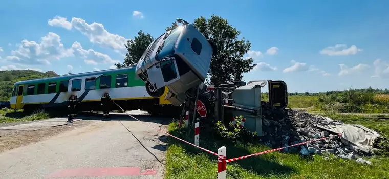 Groźny wypadek na niestrzeżonym przejeździe kolejowym. Siedem osób w szpitalu [WIDEO]