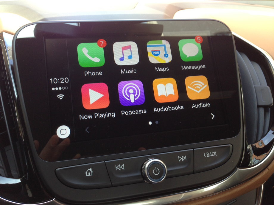 It comes with Apple CarPlay ...