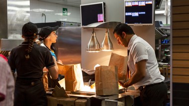 sieci fast food szukają pracowników. zarobki mogą zaskoczyć. to nawet