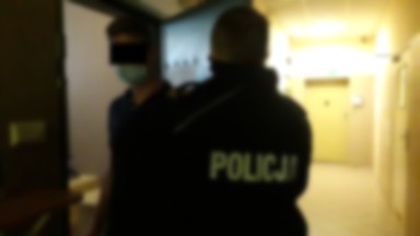 Biegał z siekierą, niszczył auta i groził śmiercią. Zatrzymała go policja